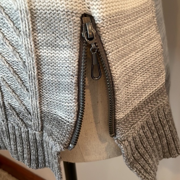 Max Studio Knit Sweater SZ M Unique Zippers in Front Gray/White - Picture 10 of 12